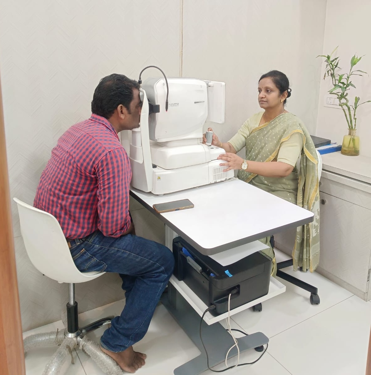 Mahavir Netralaya diagnostic room with patient eye scan